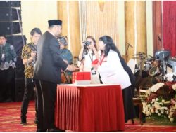 Bupati Bassam Kasuba Terima Duplikat Bendera Pusaka