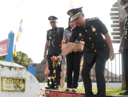 Imigrasi Tobelo Gelar Upacara Tabur Bunga di Taman Makam Pahlawan Yasin Gamsungi