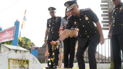 Imigrasi Tobelo Gelar Upacara Tabur Bunga di Taman Makam Pahlawan Yasin Gamsungi