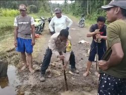 Bantu Warga Bangun Jembatan Darurat, Cara Kapolres Haltim Wujudkan Program Polisi Baik