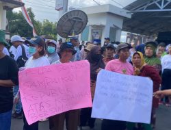 Membela Bupati, Puluhan ASN Demo Polres Halmahera Utara