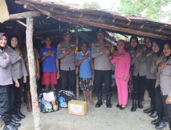 Peringati HUT ke-76 Polwan, Polres Halmahera Timur Bagi-bagi Sembako ke Warga