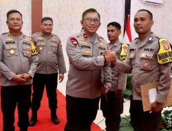 Wakapolda Maluku Utara Berikan Penghargaan kepada 3 Anggota Polres Halmahera Timur