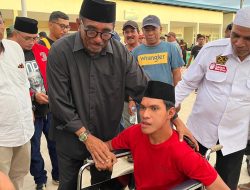 Kegirangan Seorang Difabel saat Ditemui Sultan Husain Sjah di Morotai