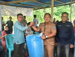 Dispar Kota Ternate Salurkan Bantuan untuk Pelaku UMKM di Pantai Tolire