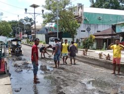 Pengendara Bentor di Morotai Bersihkan Ruas Jalan, Sebut Pemda Abai