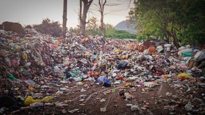 TPA Sampah Ternate Membludak, Warga Mengeluh Bau Busuk
