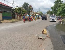 Mantap! Tukang Bentor di Morotai Gotong-royong Perbaiki Jalan Rusak