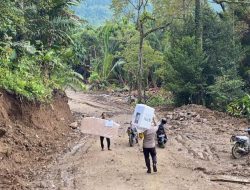 Anggota Polresta Tidore Tempuh Medan Terjal Kawal Logistik Pilkada ke Talaga