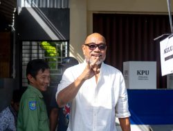 Momen Steward Sonpiet Coblos Bareng Istri di TPS Wosia Halmahera Utara