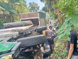 Diduga Rem Blong, Mobil Box Terbalik di Jalan Ngade