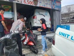 Minibus Kimia Farma Tabrak Alfamidi di Ternate, Satu Karyawan Dilarikan ke Rumah Sakit