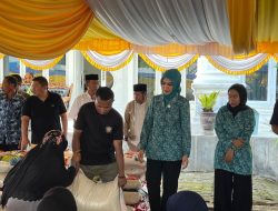 Ketua PKK Taliabu, Zahra Yolanda Beri Santunan untuk Anak Yatim dan Janda