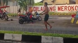 Viral, Seorang Pria di Ternate Mengamuk Sambil Membawa Parang