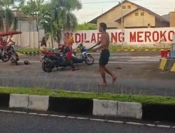 Viral, Seorang Pria di Ternate Mengamuk Sambil Membawa Parang