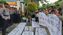 Warga Halmahera Timur menggelar unjuk rasa di Polda Malut. Mereka menuntut 11 orang yang ditetapkan tersangka dapat dibebaskan. Foto: Istimewa