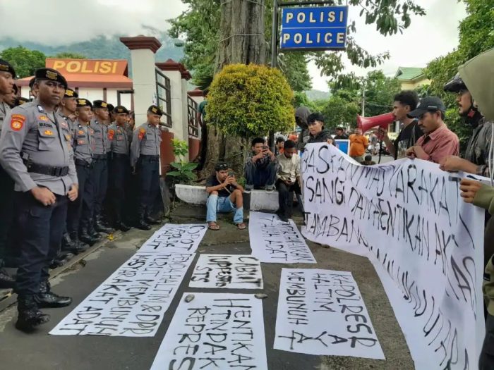 Warga Halmahera Timur menggelar unjuk rasa di Polda Malut. Mereka menuntut 11 orang yang ditetapkan tersangka dapat dibebaskan. Foto: Istimewa