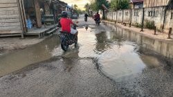 Foto: Jalan Berlubang di Pusat Kabupaten Taliabu Ancam Pengendara