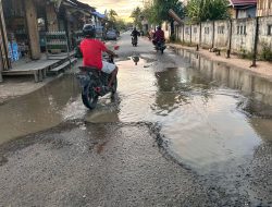 Foto: Jalan Berlubang di Pusat Kabupaten Taliabu Ancam Pengendara