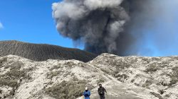 Gunung Dukono Kembali Erupsi, Kota Tobelo Diselimuti Abu Vulkanik
