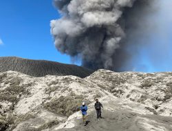 Gunung Dukono Kembali Erupsi, Kota Tobelo Diselimuti Abu Vulkanik