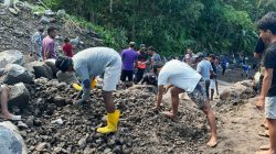 Mahasiswa KKN UGM Bantu Warga Pulau Hiri Bersihkan Material Longsor