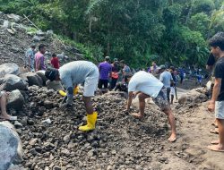 Mahasiswa KKN UGM Bantu Warga Pulau Hiri Bersihkan Material Longsor
