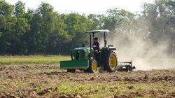 Distan Halut Diduga Sewakan Traktor Jonder untuk Kepentingan Pribadi, Petani Keluhkan Tarif Tinggi