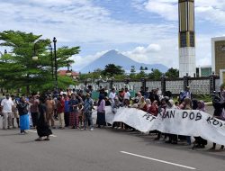 Warga di Sofifi Unjuk Rasa Dukung DOB
