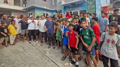 Tertahan di Ibu Kota, Puluhan Anak Akademi Sepak Bola Kie Raha Dapat Uluran Tangan Haji Robert