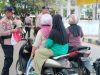 Sat Brimob di Taliabu Bagikan Umbul-umbul Merah Putih Jelang Hari Kemerdekaan