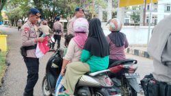 Sat Brimob di Taliabu Bagikan Umbul-umbul Merah Putih Jelang Hari Kemerdekaan