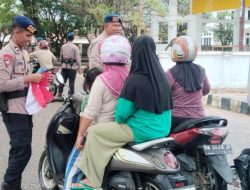 Sat Brimob di Taliabu Bagikan Umbul-umbul Merah Putih Jelang Hari Kemerdekaan