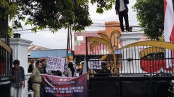 Datangi Kediaman Gubernur Malut, Massa: Bebaskan 11 Pejuang Lingkungan