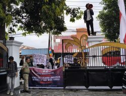 Datangi Kediaman Gubernur Malut, Massa: Bebaskan 11 Pejuang Lingkungan