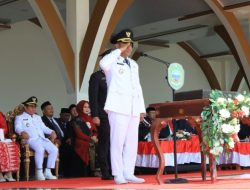 Bupati Haltim Serahkan 50 Unit Viar ke Petani Usai Upacara HUT RI