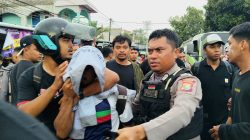 Polisi Tangkap 14 Demonstran saat Aksi di Kantor DPRD Ternate