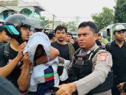 Polisi Tangkap 14 Demonstran saat Aksi di Kantor DPRD Ternate