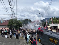 Demo Ricuh di Kantor DPRD Ternate: Polisi Tembakkan Gas Air Mata, Dua Mahasiswa Terluka
