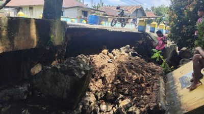 Pantauan: Jembatan Desa Tiley Kusu di Morotai Rusak Parah Akibat Hujan Deras