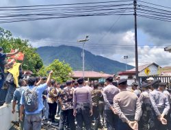 Jebol Pagar Kantor Pengadilan, Massa Ngamuk Tuntut Bebaskan 11 Warga Maba Sangaji