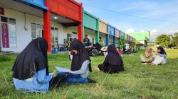 Belajar di Ruang Terbuka Ala Siswa English Center Morotai