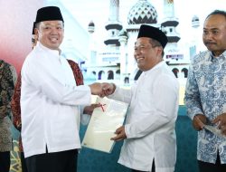 Menteri Nusron Serahkan 2.532 Sertipikat Tanah Wakaf dan Rumah Ibadah di Jawa Timur