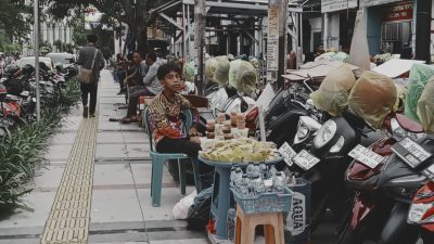 Cerita Arga, Bocah Penjual Manisan di Keramaian Kota Ternate