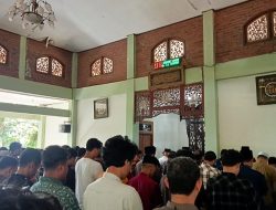 Unkhair Gelar Salat Gaib untuk Dosen yang Hilang dalam Kecelakaan Laut