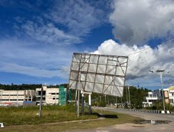 Papan Reklame Rusak Ganggu Aktivitas Jalan di Kota Bobong, Taliabu