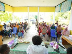 Ketika Graal Berdiskusi dengan Warga Desa Yondeliu di Halmahera Tengah