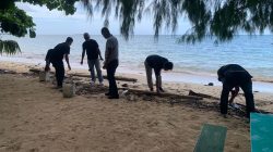 Personil Intelkam Polres Morotai Lakukan Kerja Bakti di Kawasan Wisata