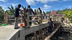 Kapolda Maluku Utara Biayai Bangun Jembatan Permanen di Desa Salube