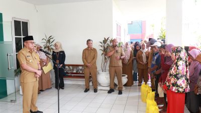 Ratusan Petugas Sampah Ternate Terima Bantuan Sembako